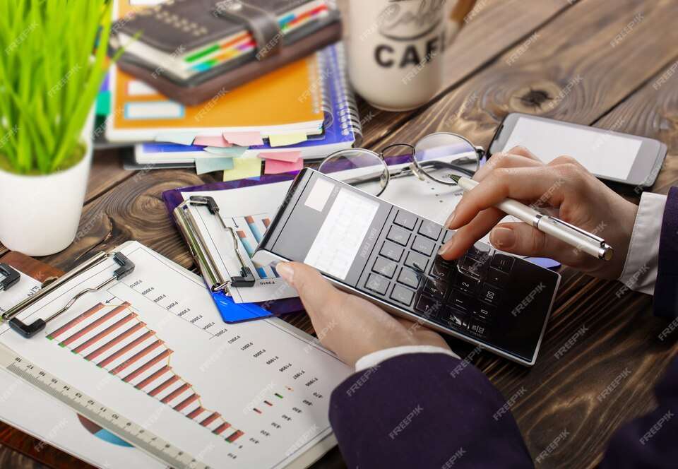 [fpdl.in]_business-woman-working-office-with-items-doing-business_200402-6344_large